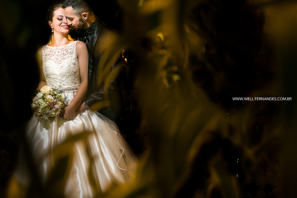 foto criativa dos noivos após a cerimônia