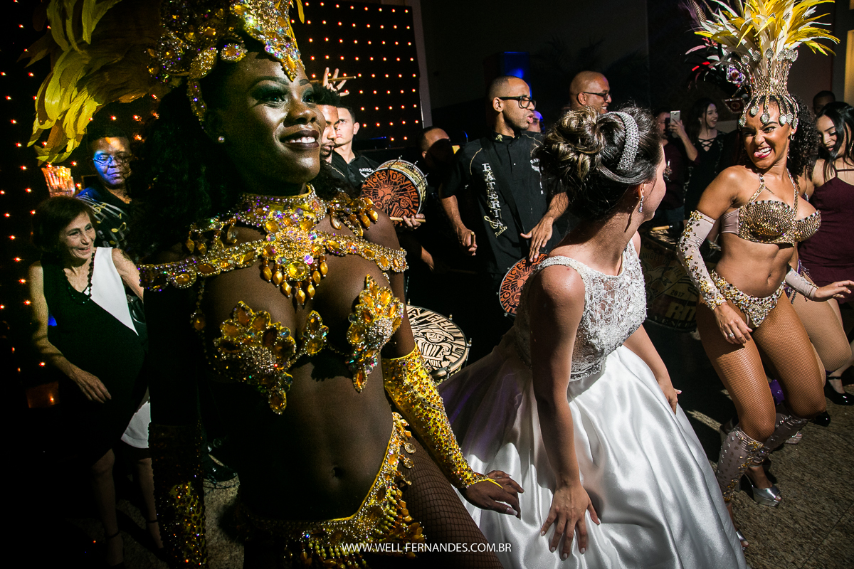 noiva dançando com a banda de carnaval