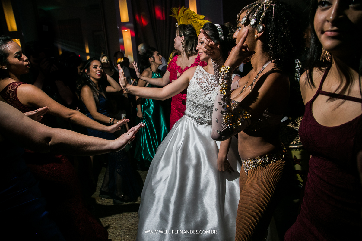 escola de samba na festa do casamento