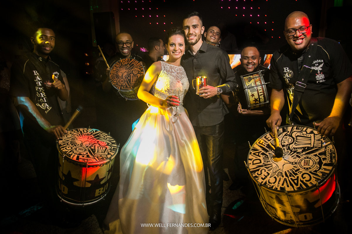 noivos com com a bateria da escola de samba