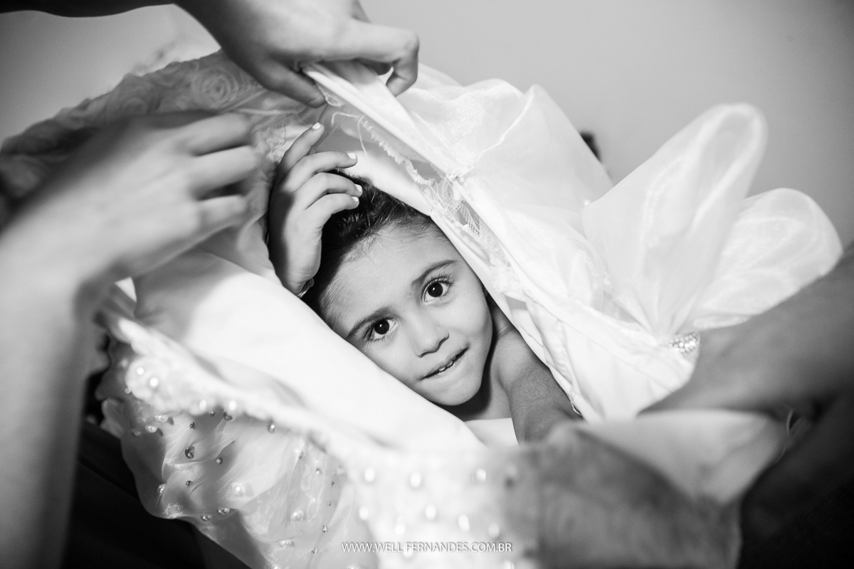 daninha colocando o vestido