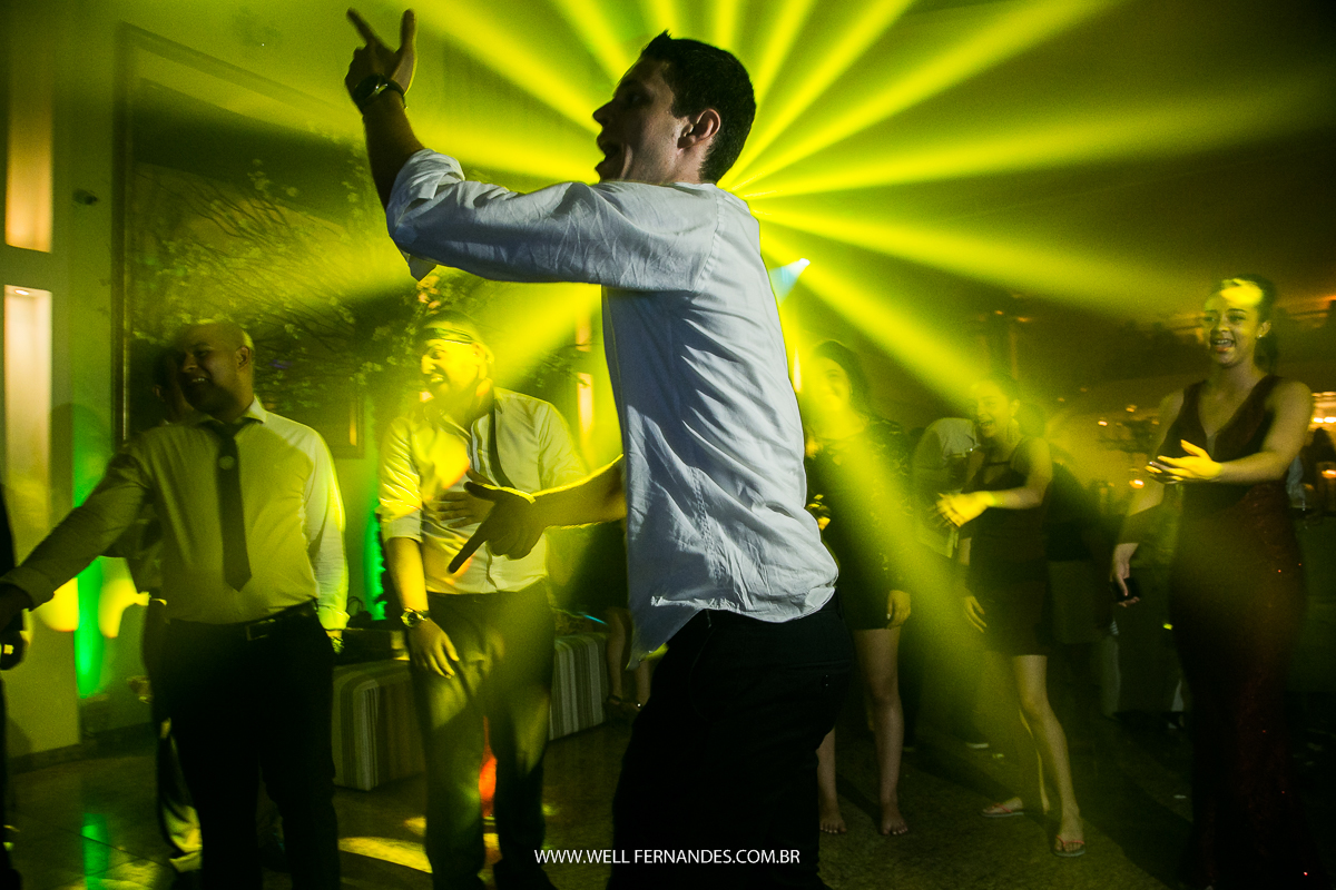 padrinho pulando na festa do casamento