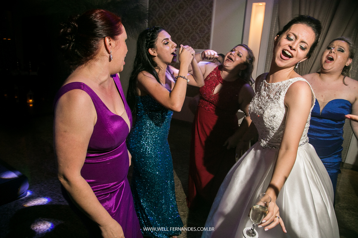 noiva feliz na festa do casamento