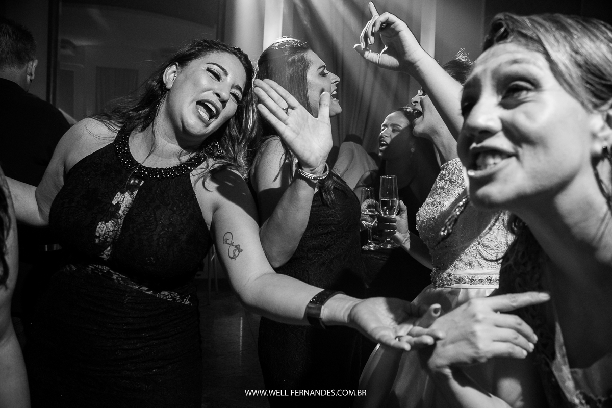 todo mundo feliz na festa de casamento