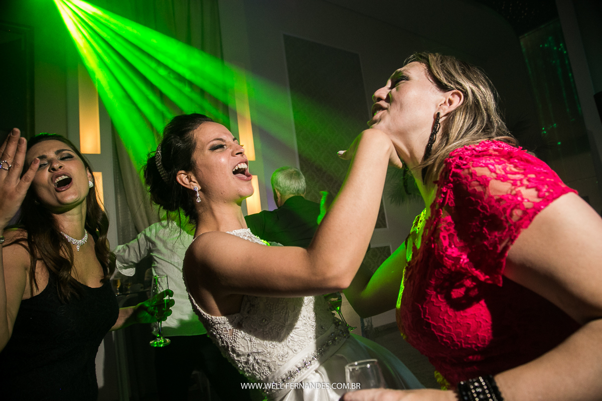 noiva brincando com a madrinha