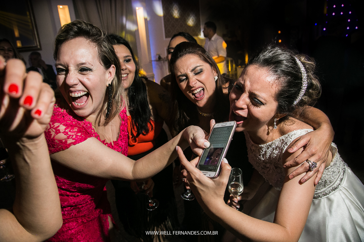 noiva gritando no celular 