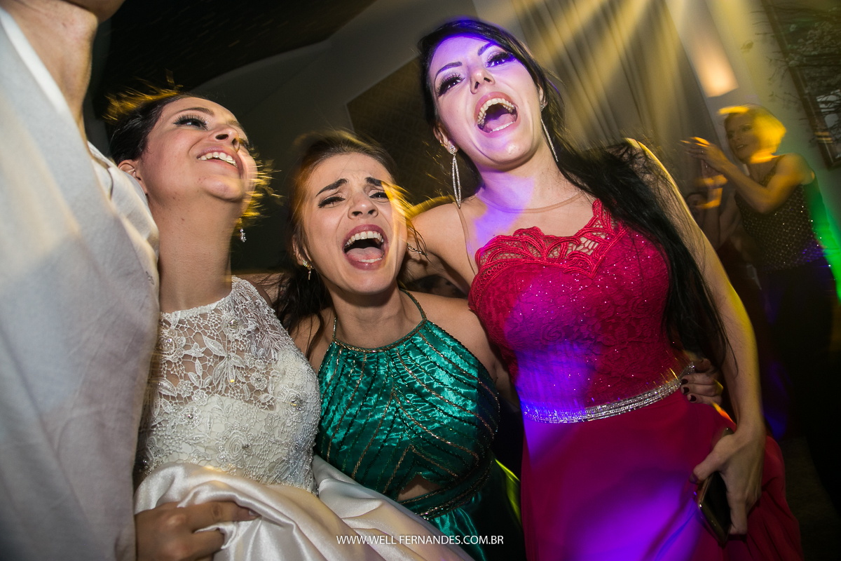 a noiva e suas amigas na festa de casamento