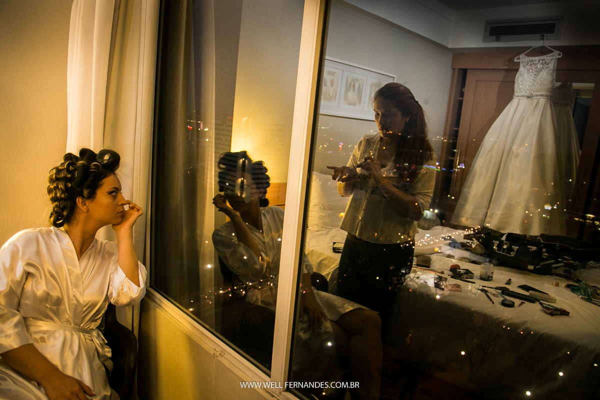 noiva admirando o vestido na janela