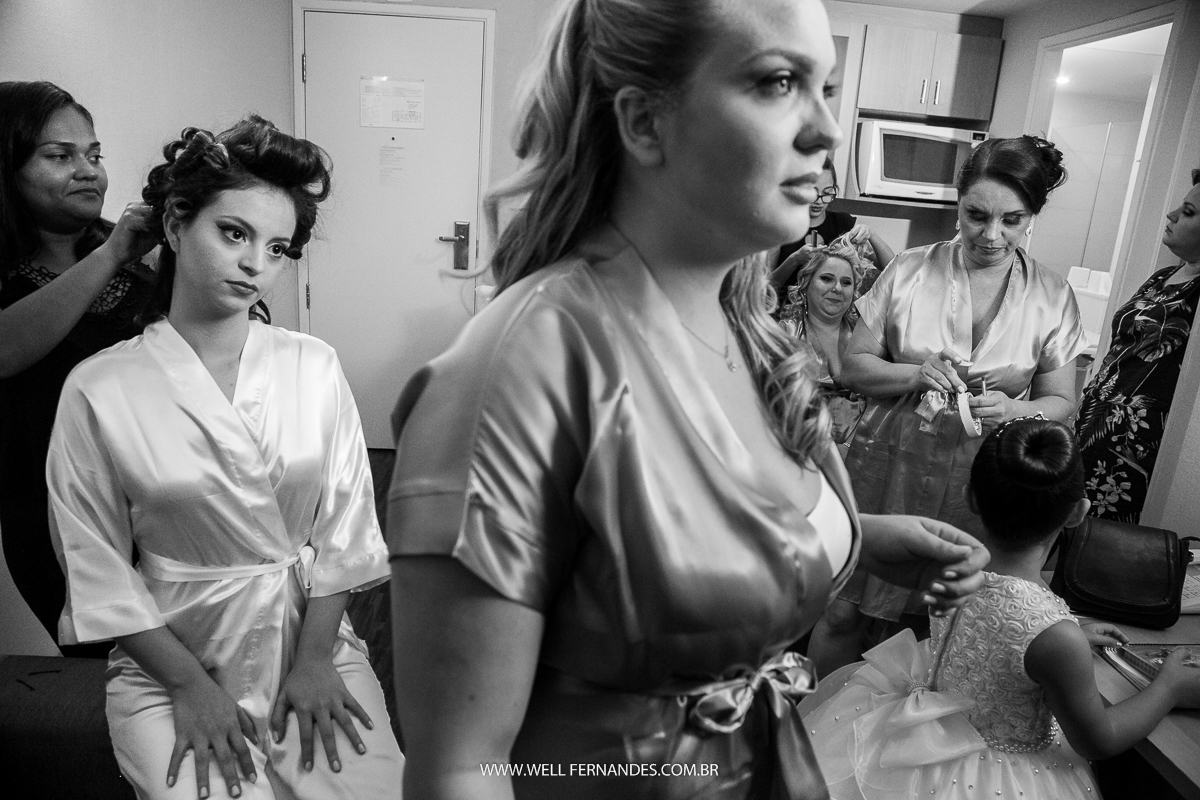 noiva em seu making off com sua madrinhas