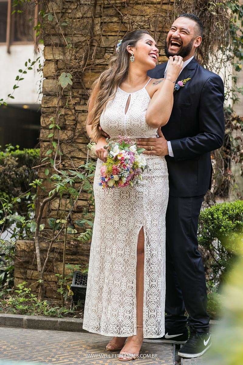 retrato descontraído dos noivos