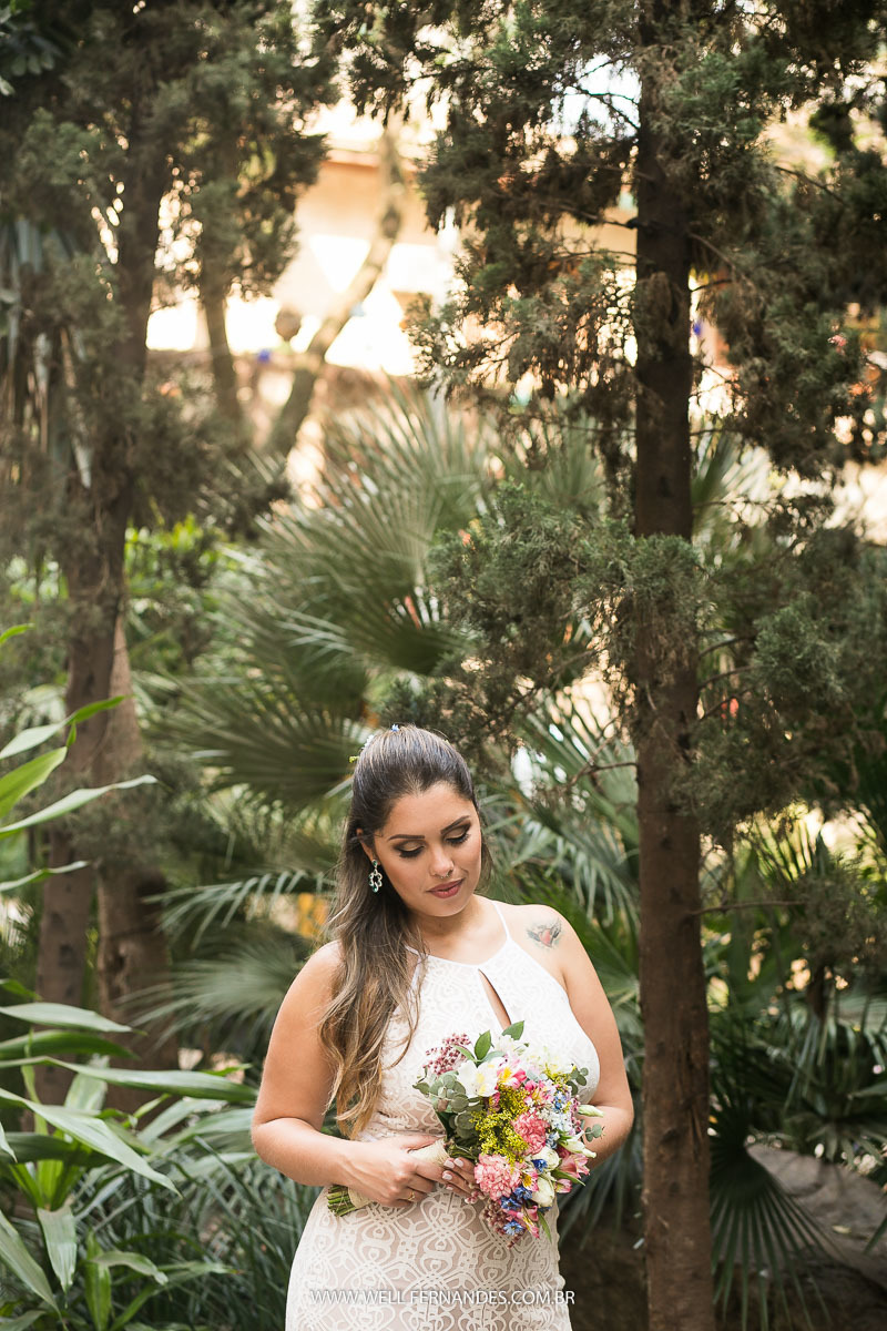 noiva linda posando para foto