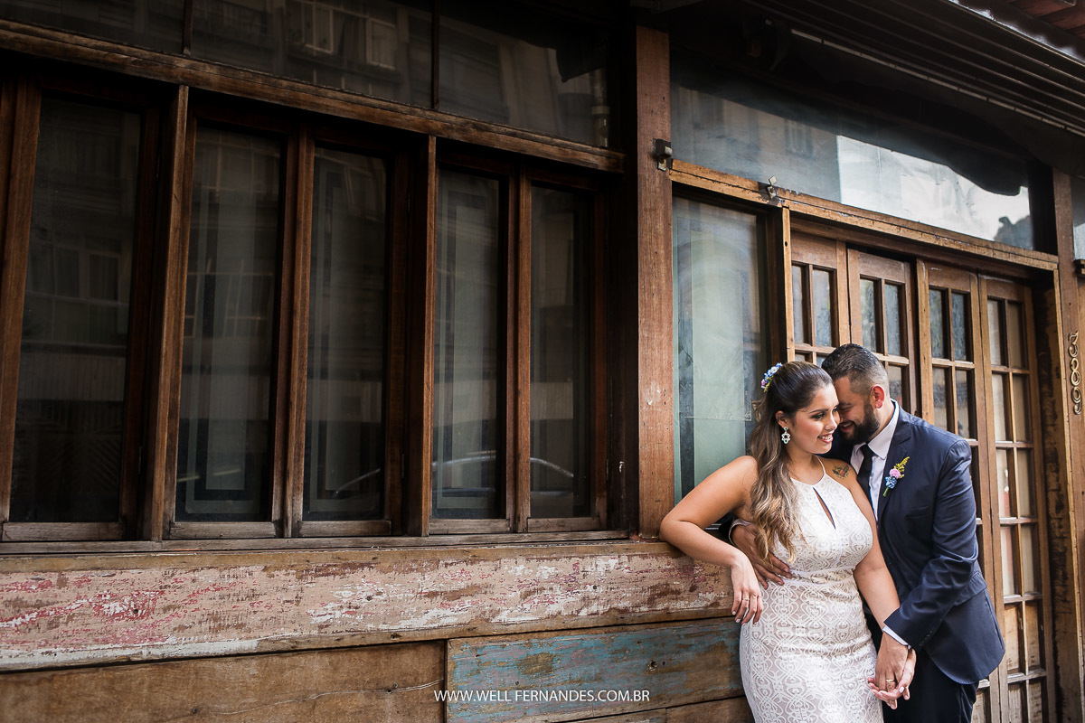 noivos apaixonados em ambiente rústico
