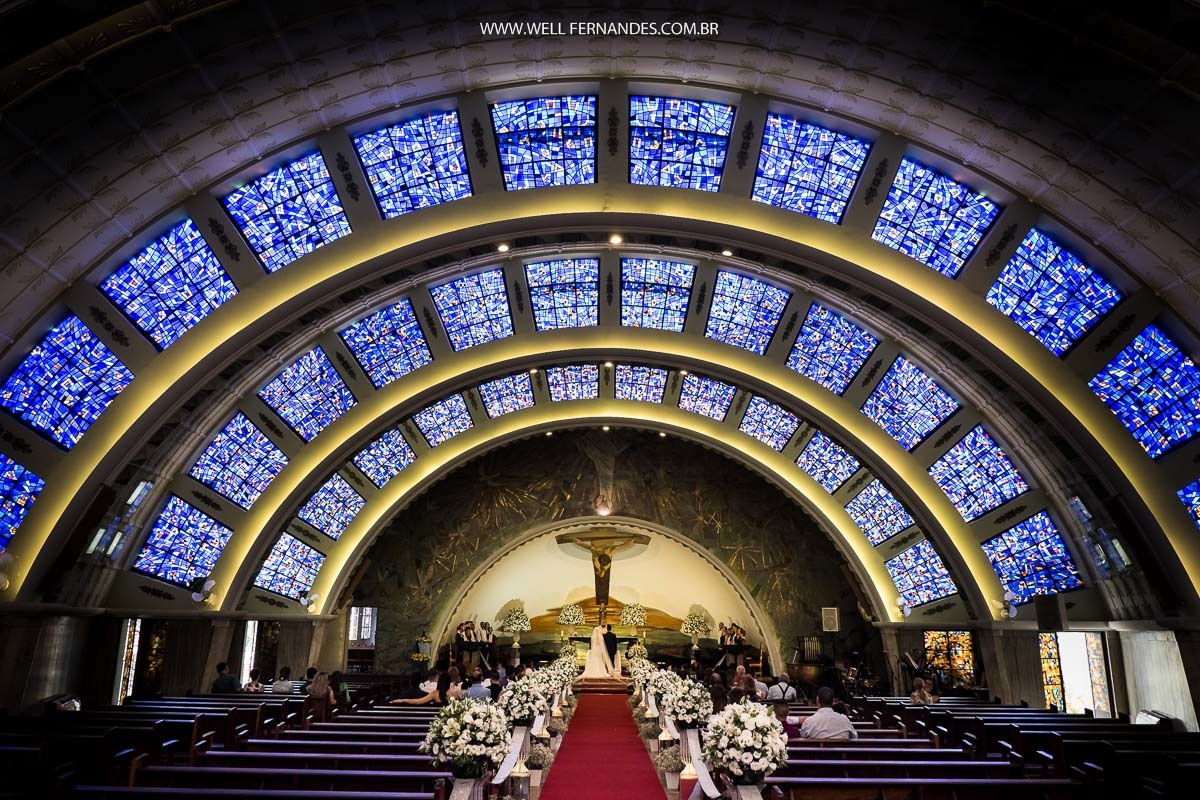 igreja linda durante o casamento