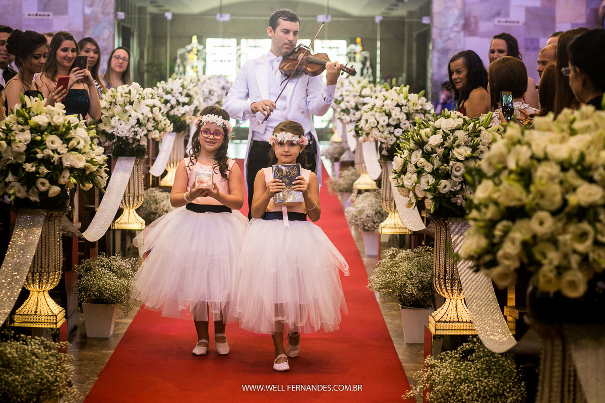 daminhas entrando com a aliança