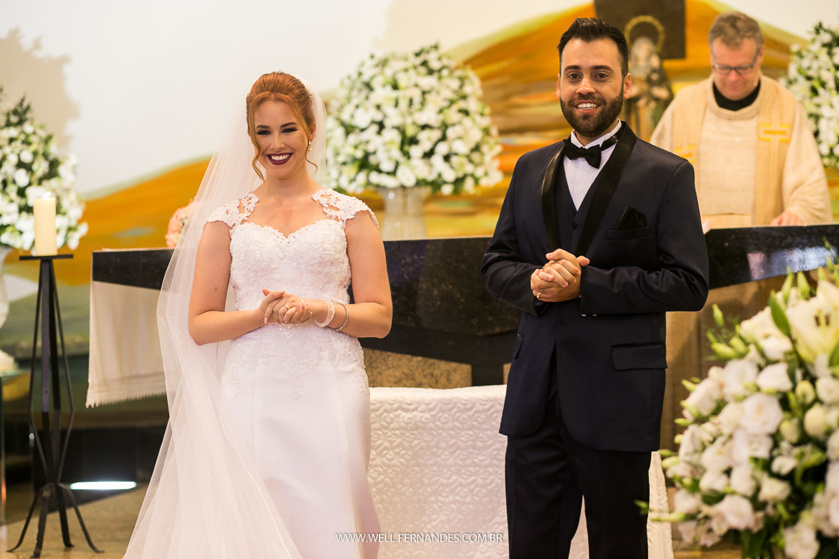 noivos olhando a entrada das daminhas