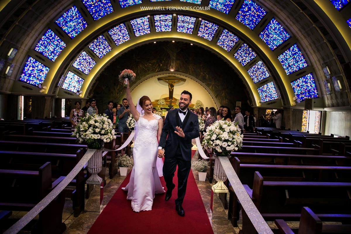 saída dos noivos da cerimônia