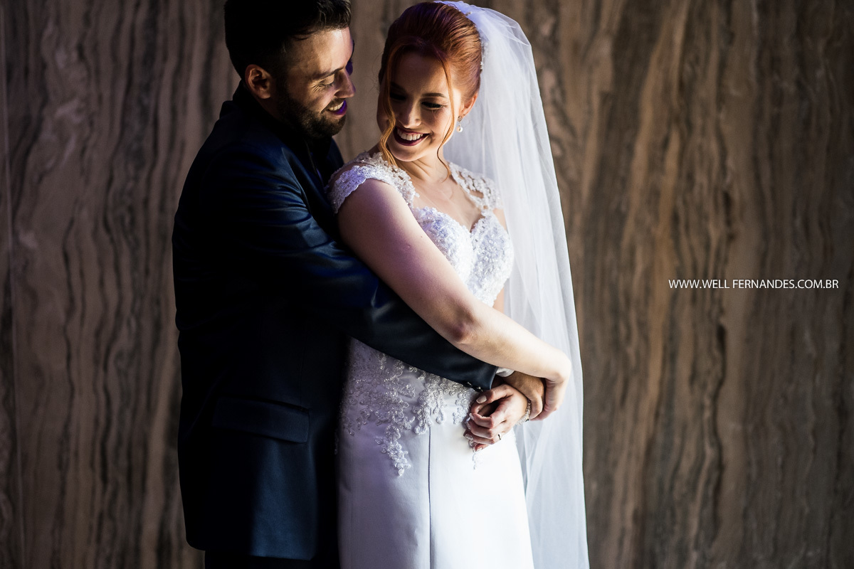 abraço romântico do noivos 