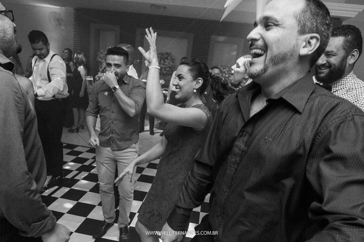 convidado do casamento tampando o nariz