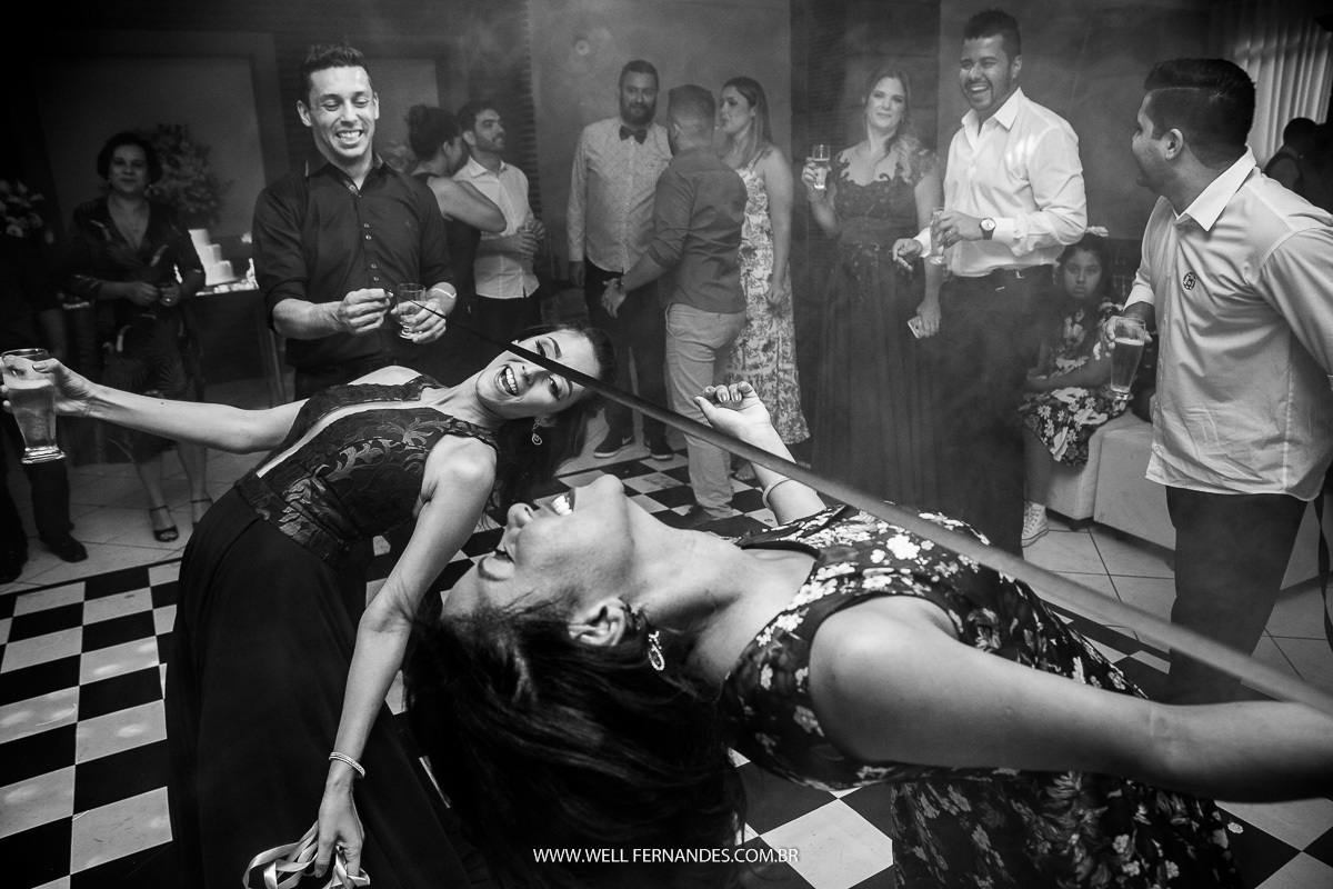 convidados dançando a musica da cordinha