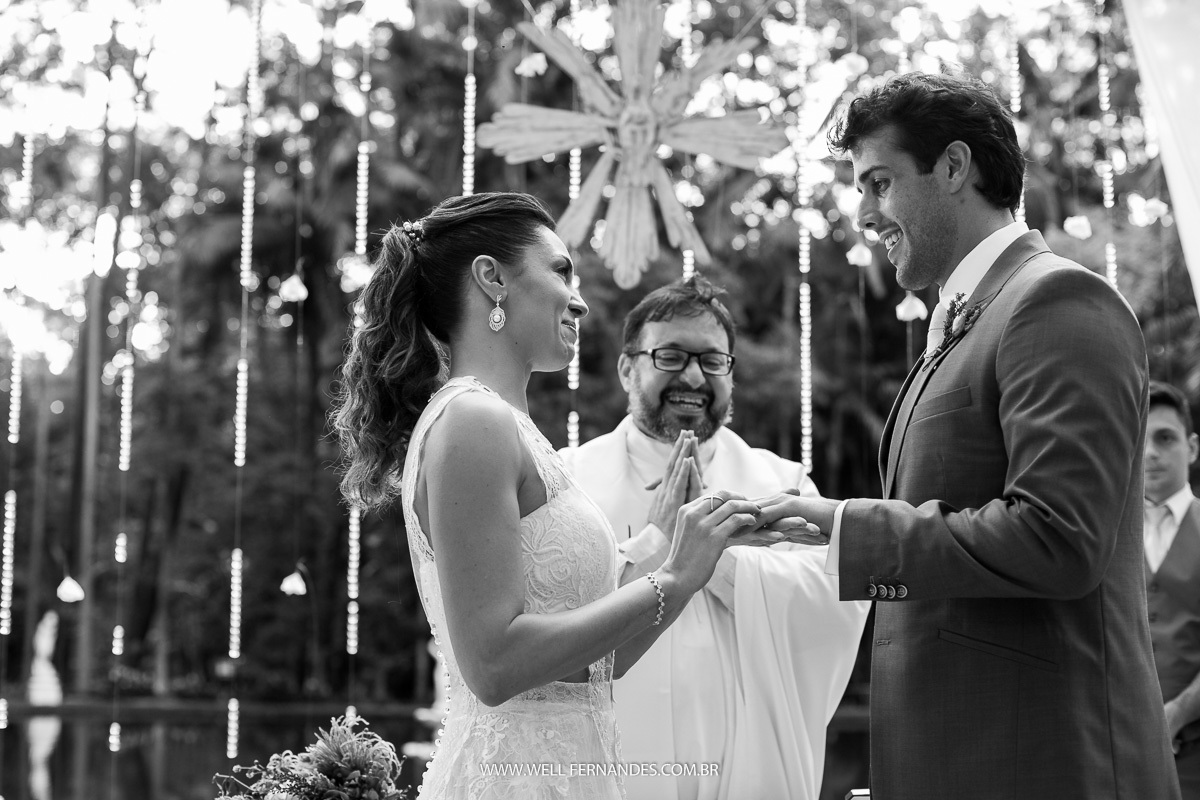 noiva colocando a aliança no noivo