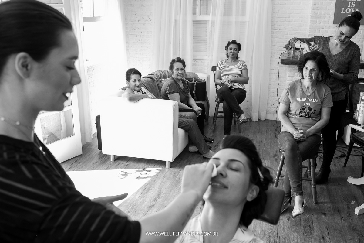 madrinhas olhando a noiva se maquiar