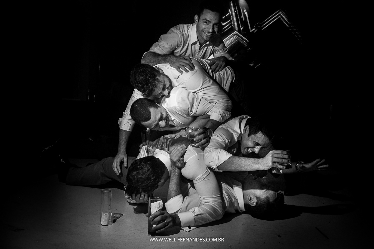 padrinhos fazendo montinho no noivo