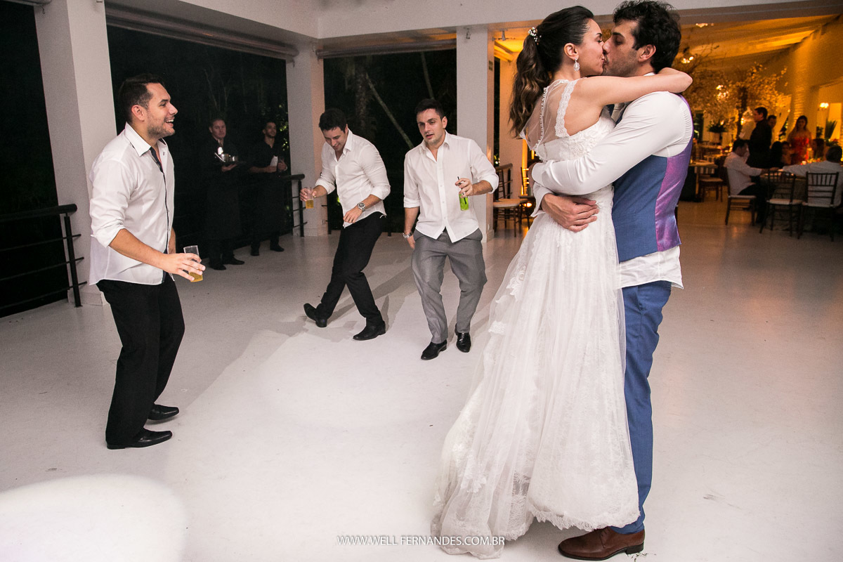 noivos se beijando na balada