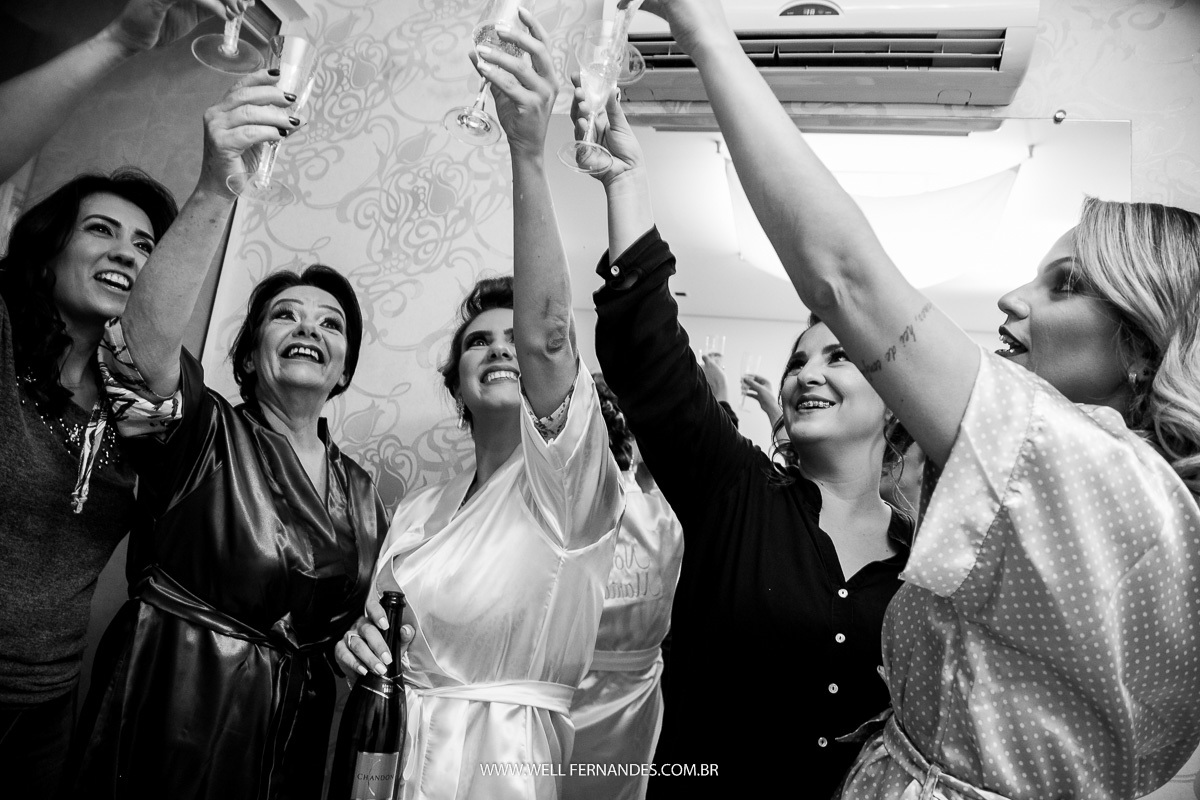 noiva e madrinha brindando