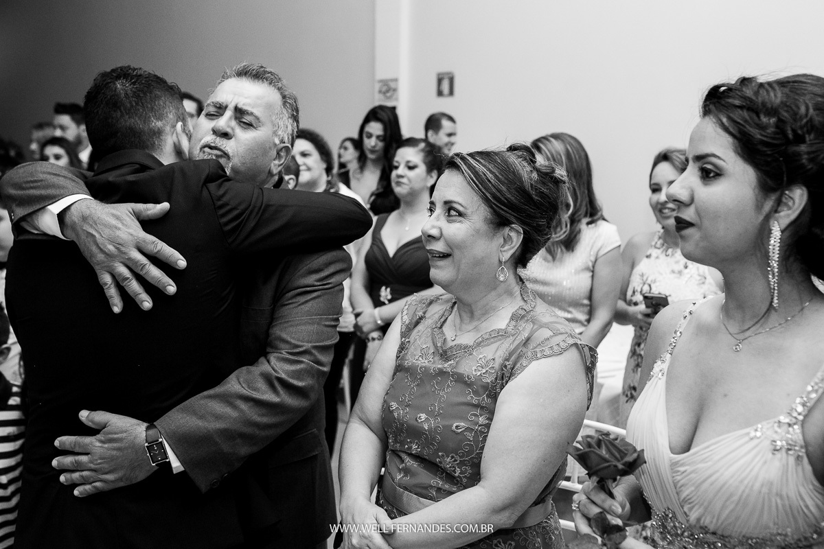 noivo abracando seu pai