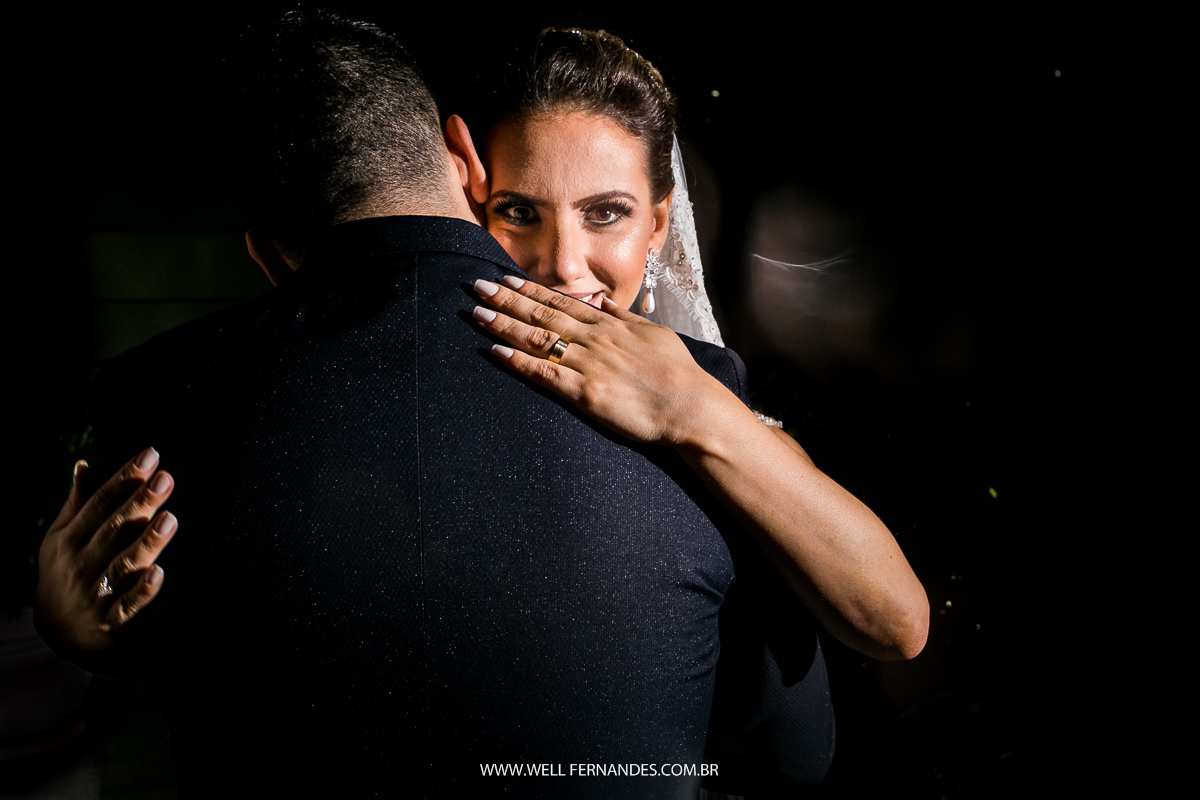 noiva abraçando o noivo