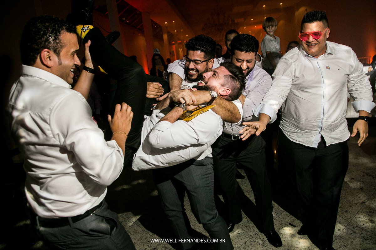 convidados levantando o noivo