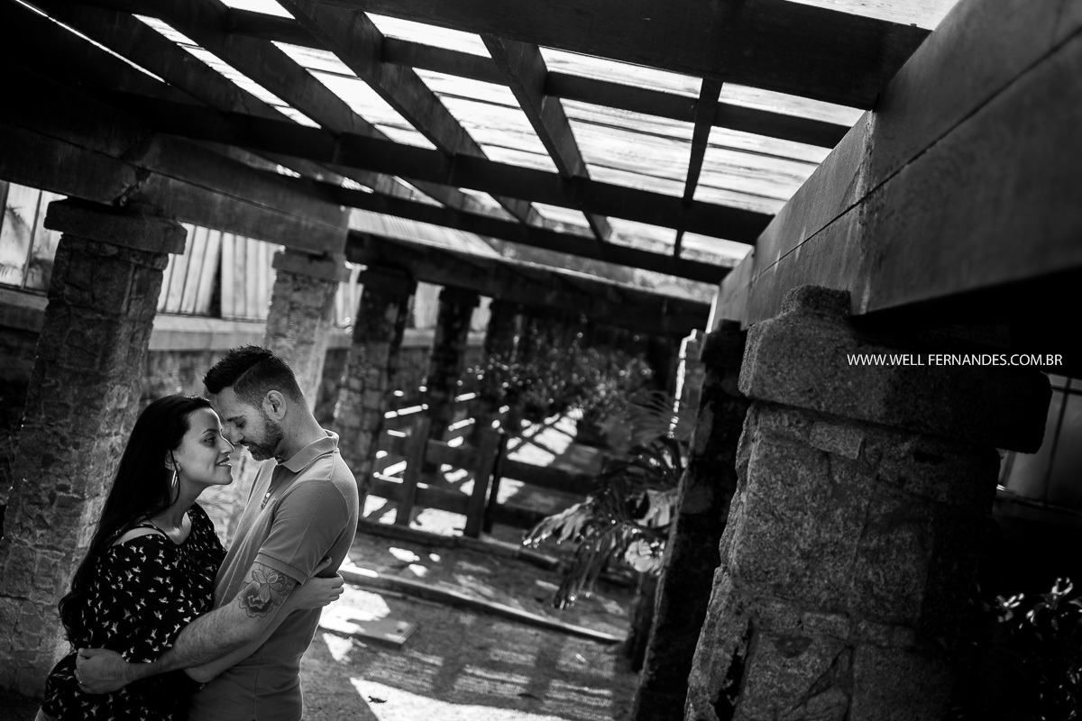 casal apaixonado  em frente a estufa