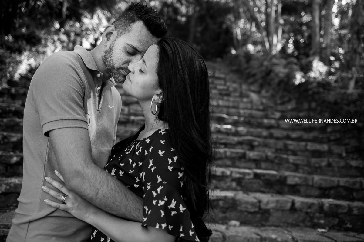 casal apaixonado escadarias