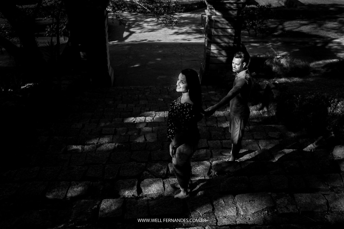 casal de maos dadas na escadaria