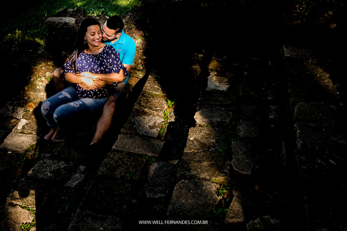 casal abraçados na escadaria do jardim botanico