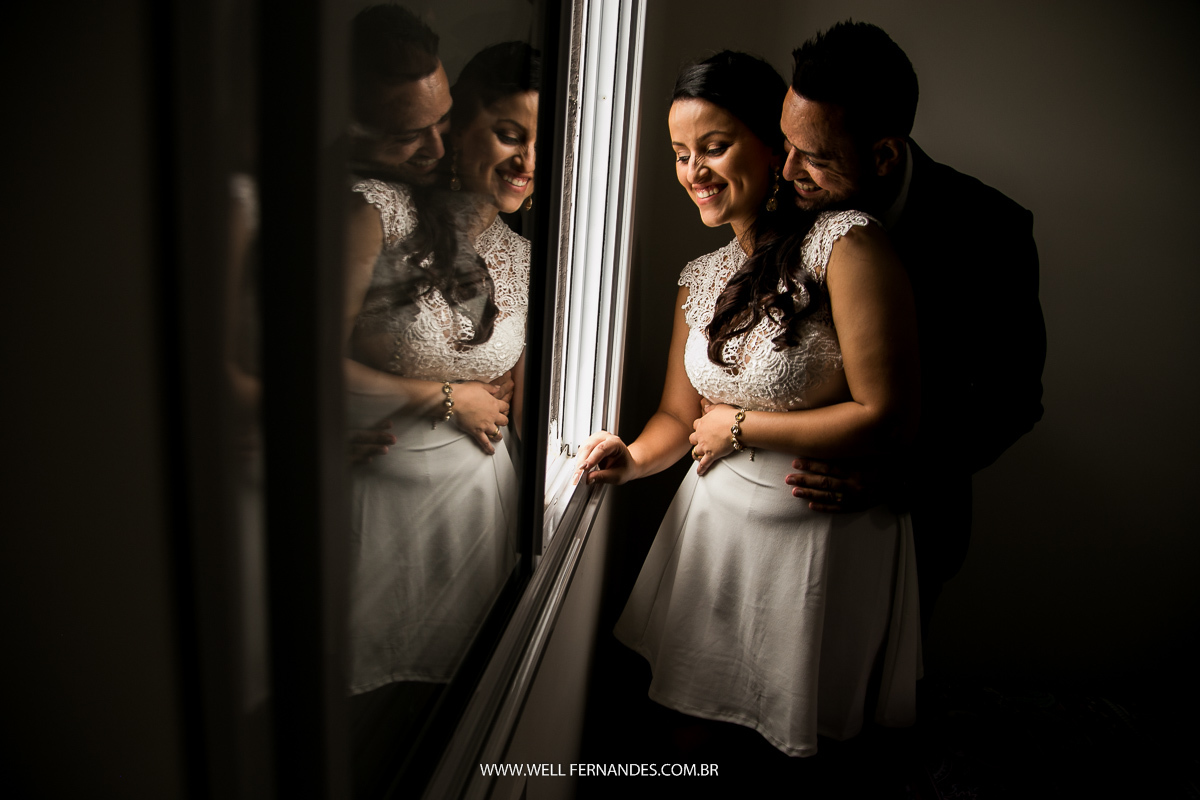 fotografia de casal em reflexo na janela