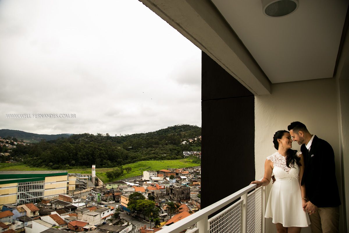 fotografia do casal na sacada d apartamento