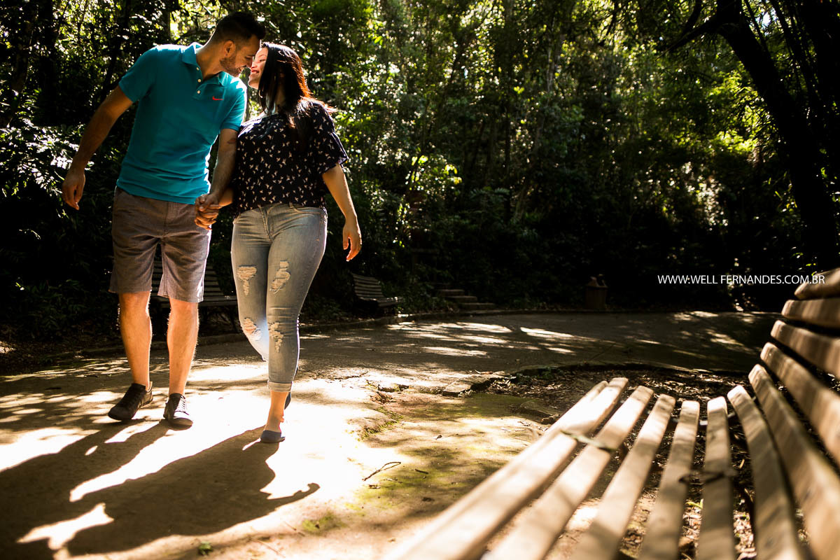 fotografia de casal andando no parque
