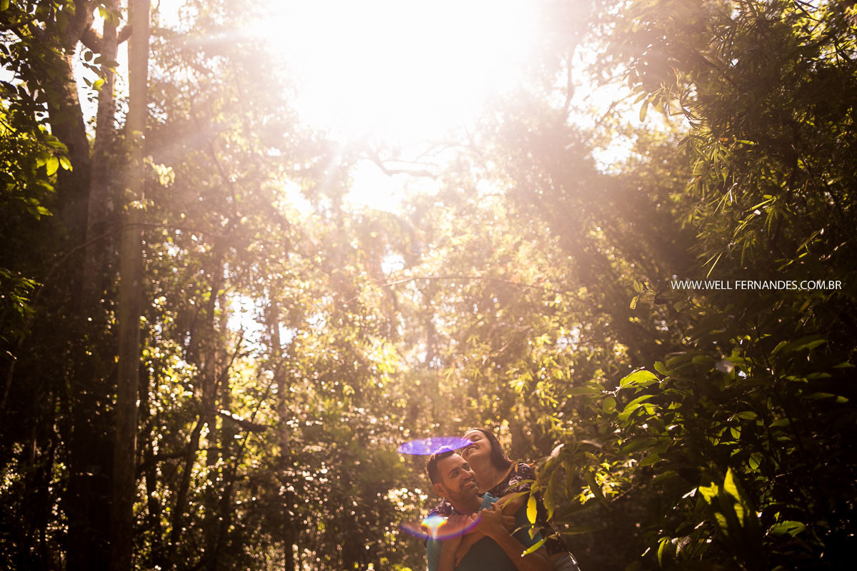 fotografia casal com raio do sol