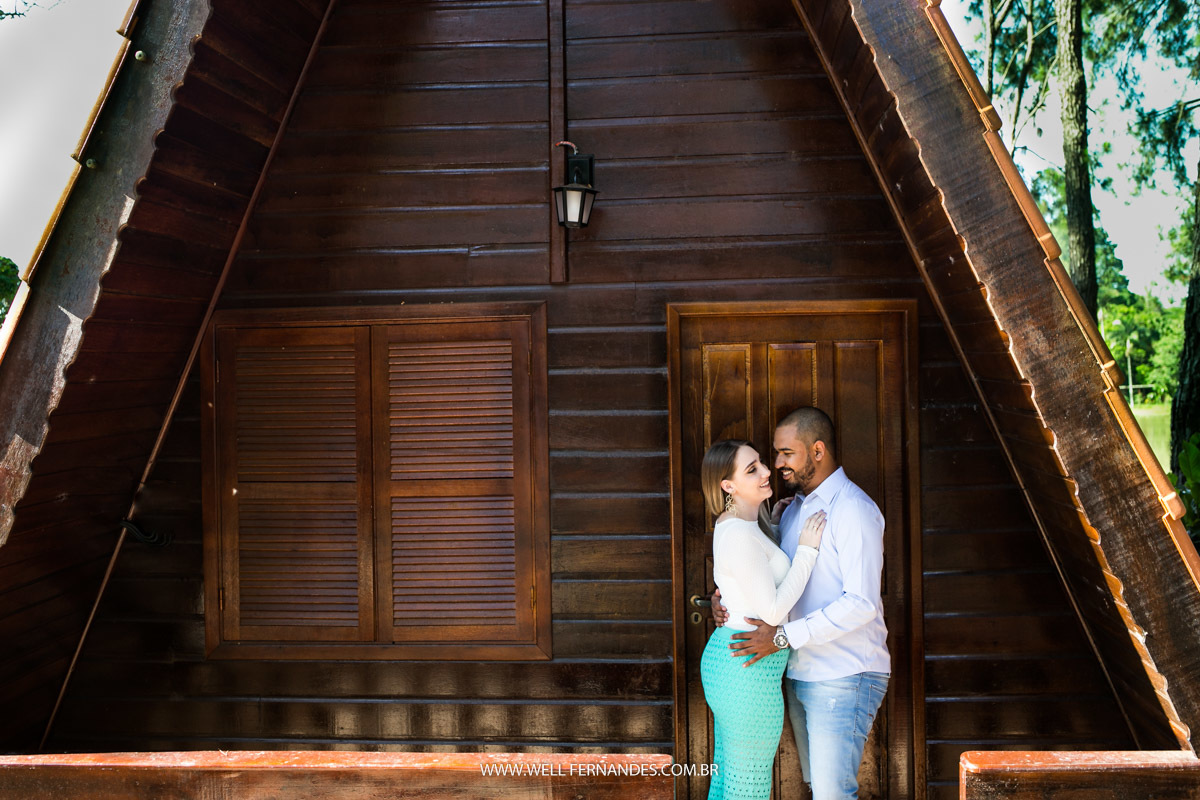 noivos abraçados em frente ao chalé