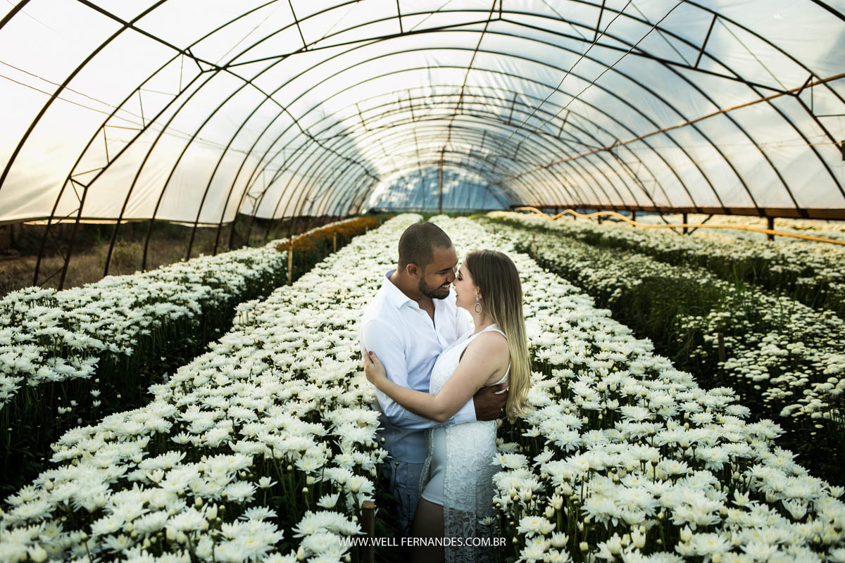 foto de casal nas flores brancas