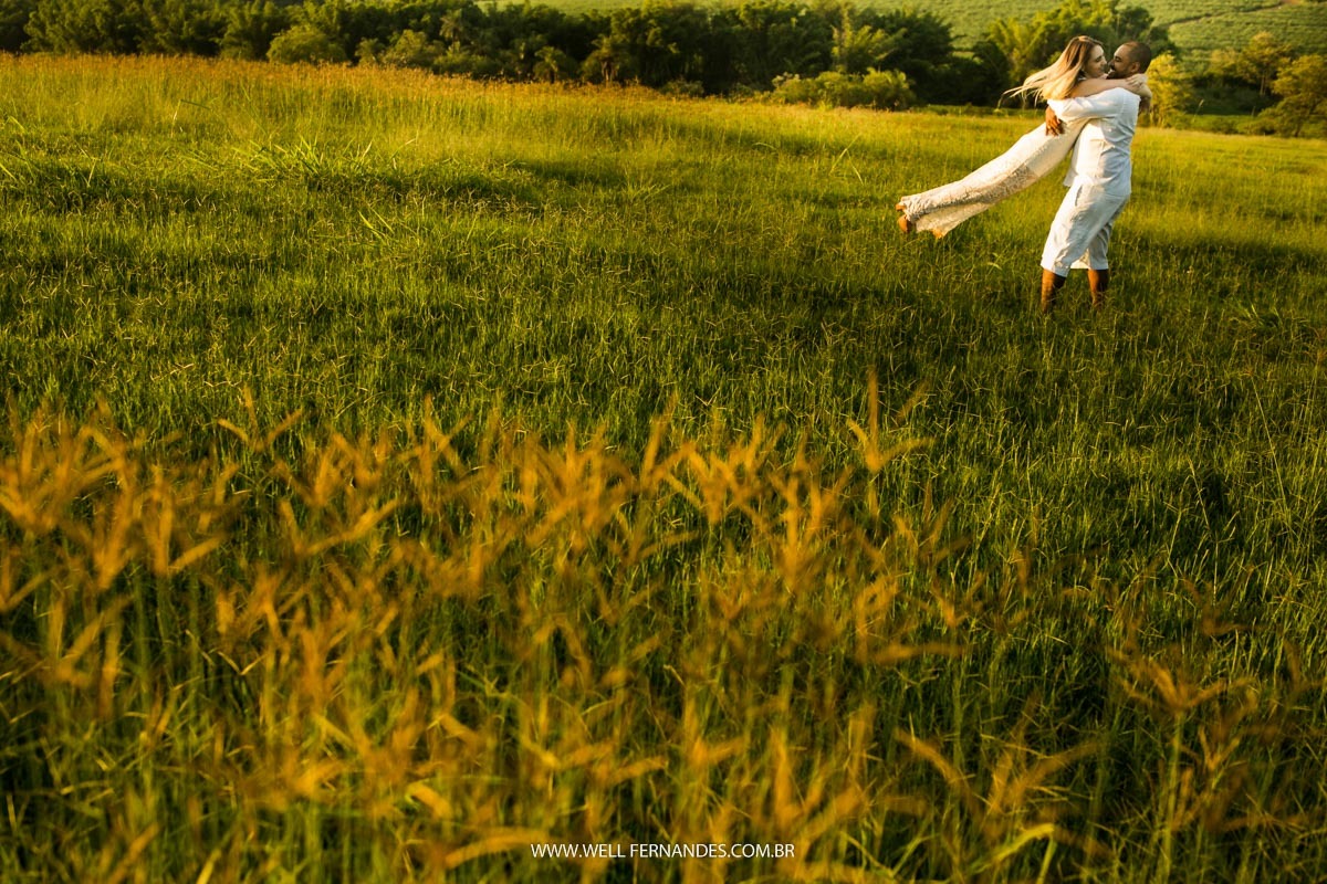 pre wedding no campo de feno