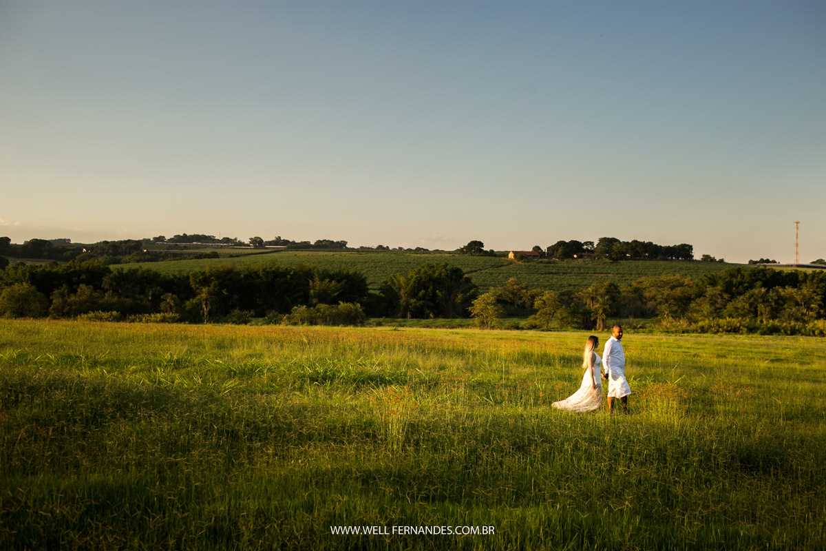 foto linda de casal no campo
