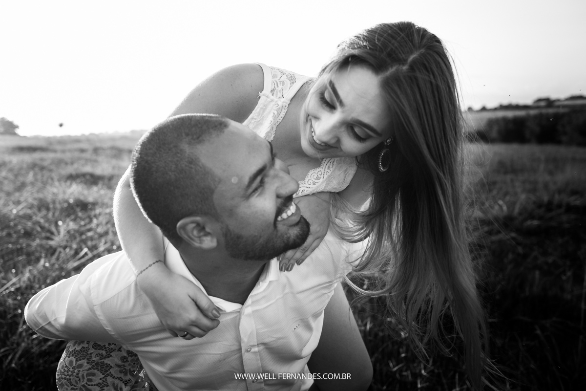 noiva subindo nas costas do noivo