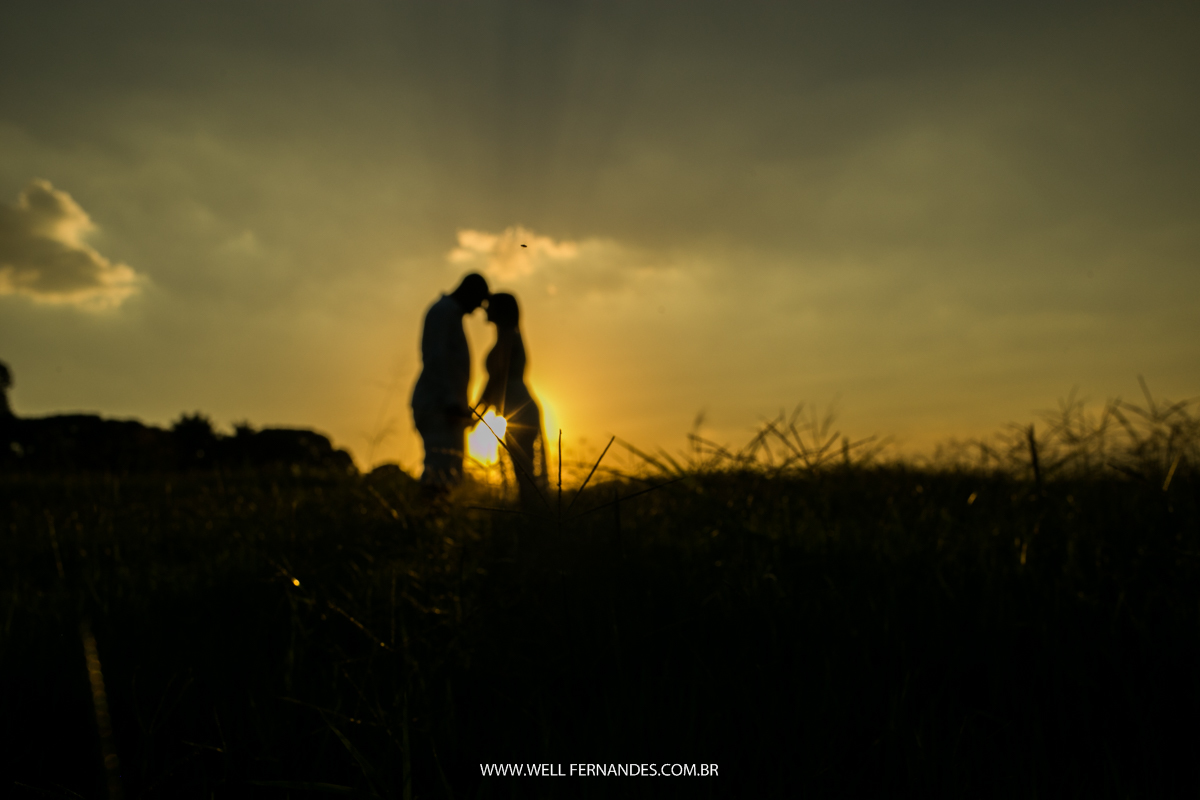 casal se beijando em contra luz