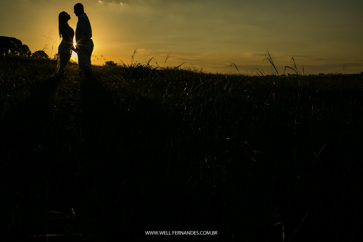 casal apaixonado ao por do sol