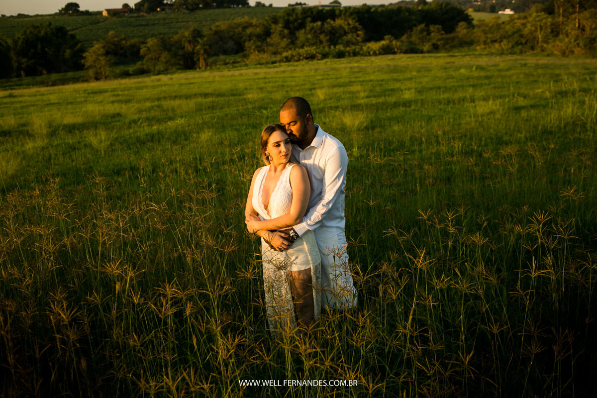 sessão de noivos no campo