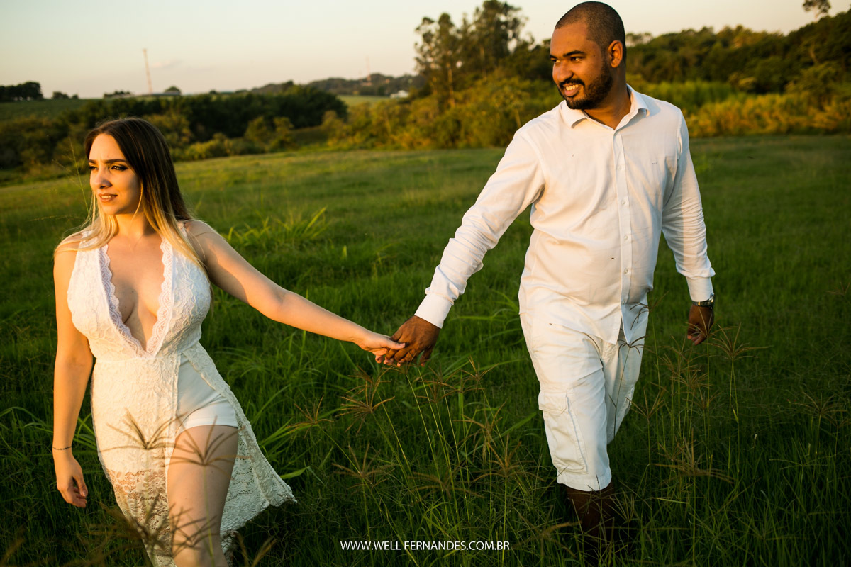 casal de mão dadas feliz no campo
