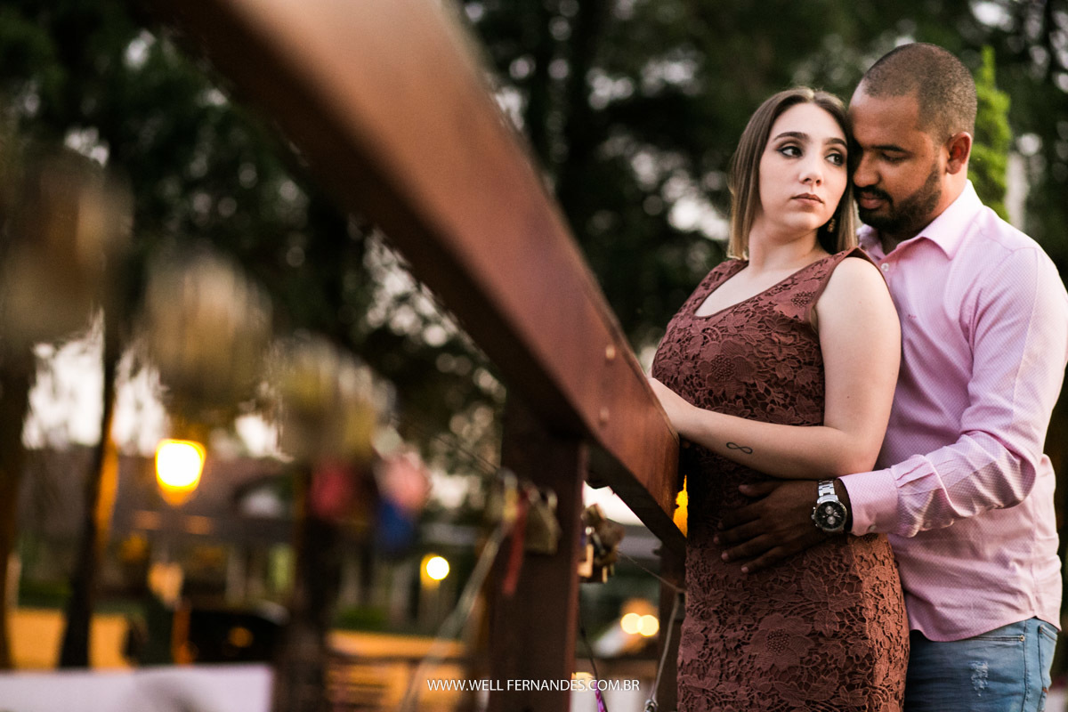 ensaio de casal na ponte dos cadeados em holambra