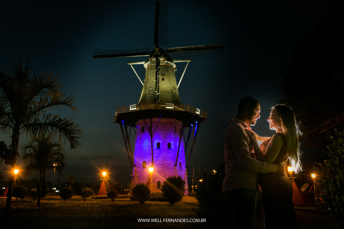 foto linda em frente ao farol de holambra